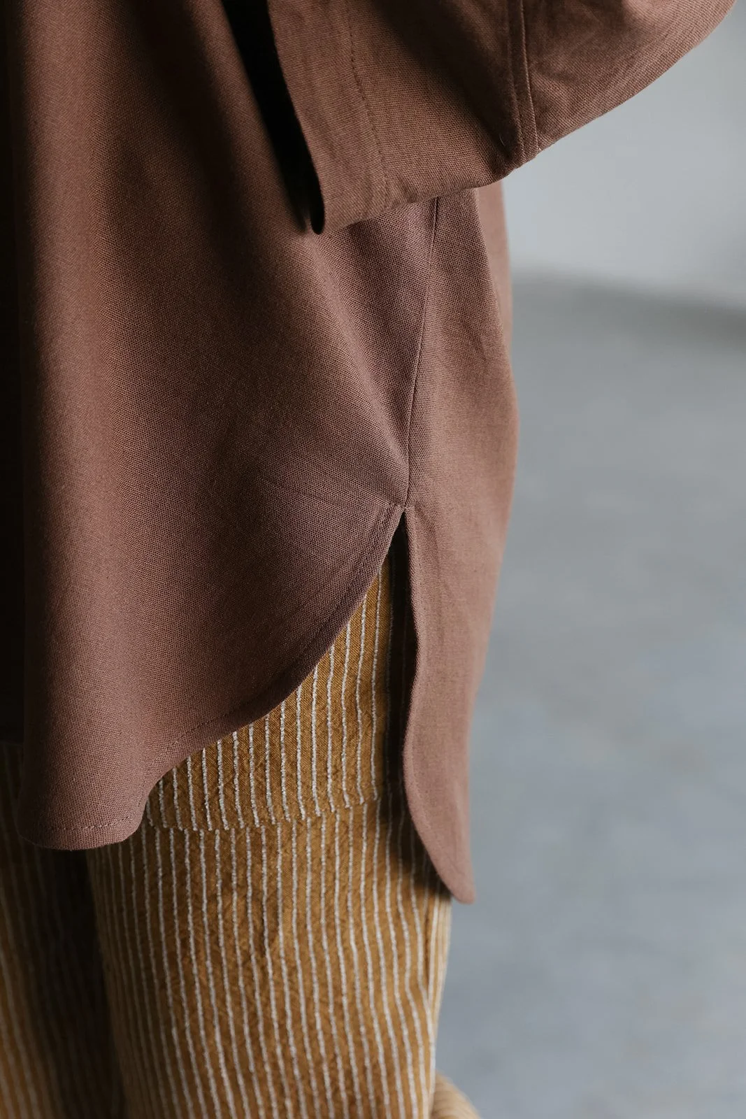 nomi-designs-linen-shirt-cocoa-details.jpg
