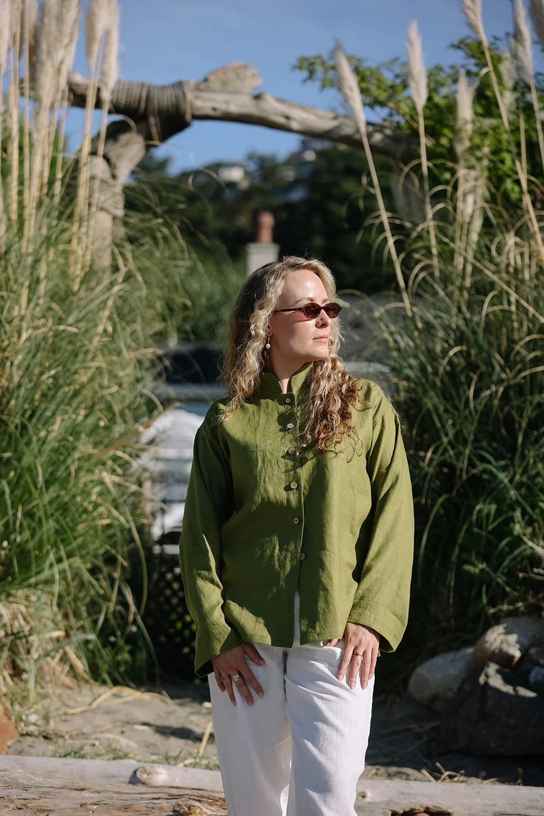 nomi-designs-linen-shirt-pesto-front-Beach.jpg