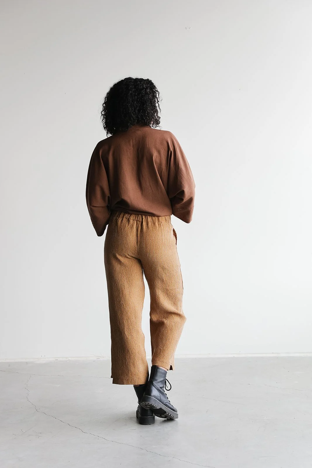 nomi-designs-linen-pants-ginger-back.jpg