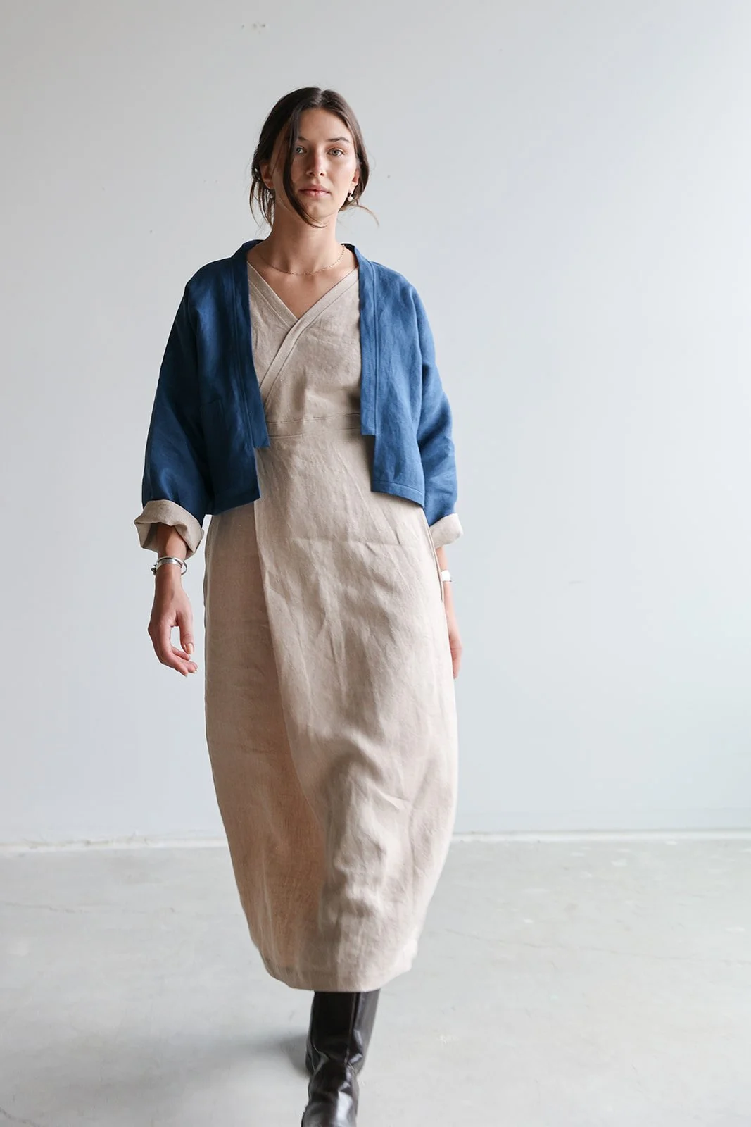 linen-dress-longsleeves-natural-cropjacvket-ocean.jpg