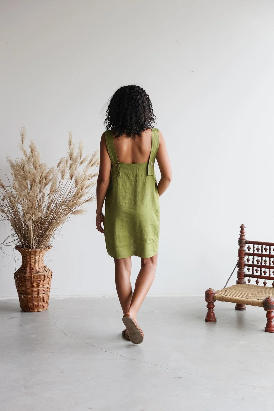 nomi-designs-lenen-straps-dress-pesto-back.jpg