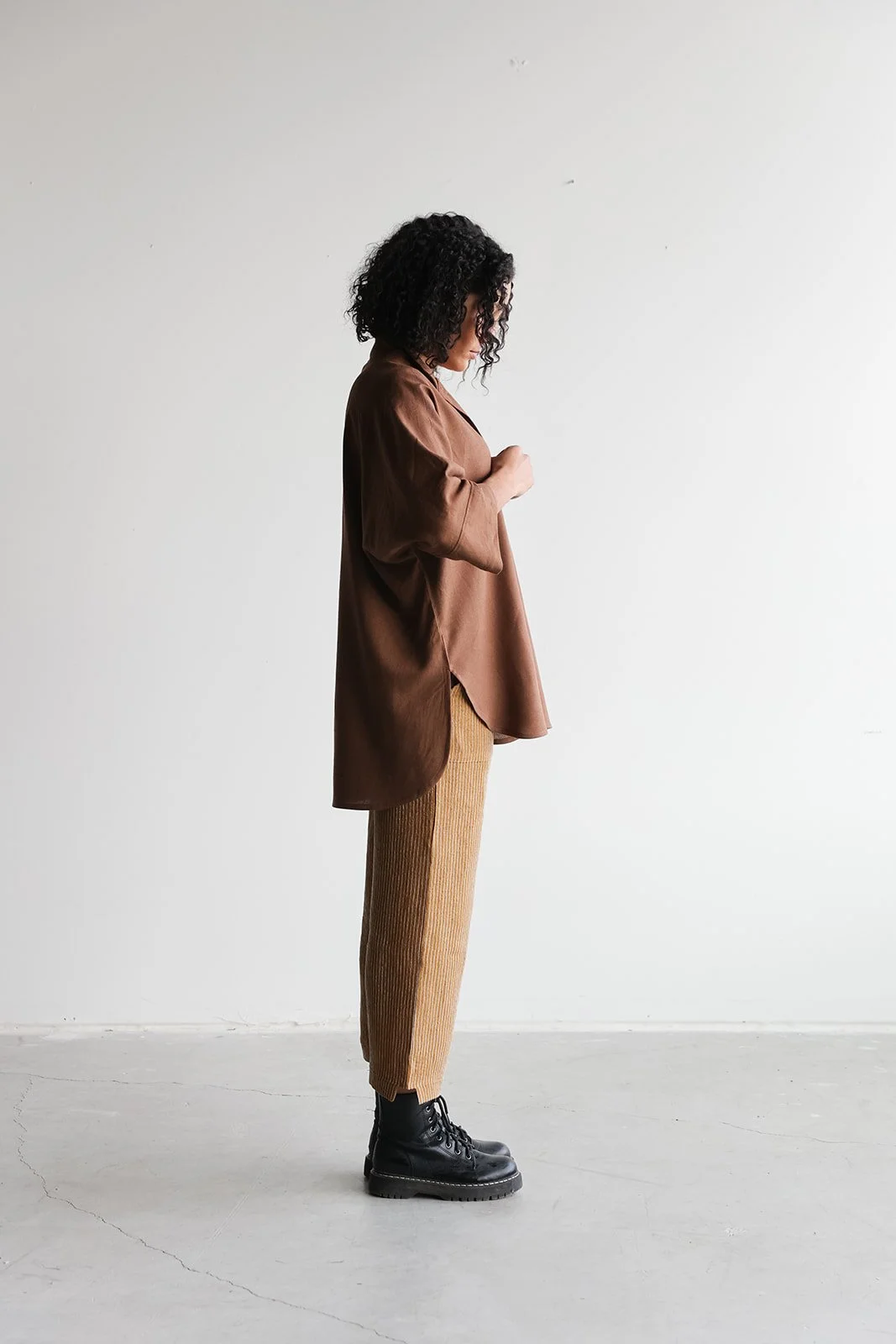 nomi-designs-linen-shirt-cocoa-capri-pants-ginger-side.jpg