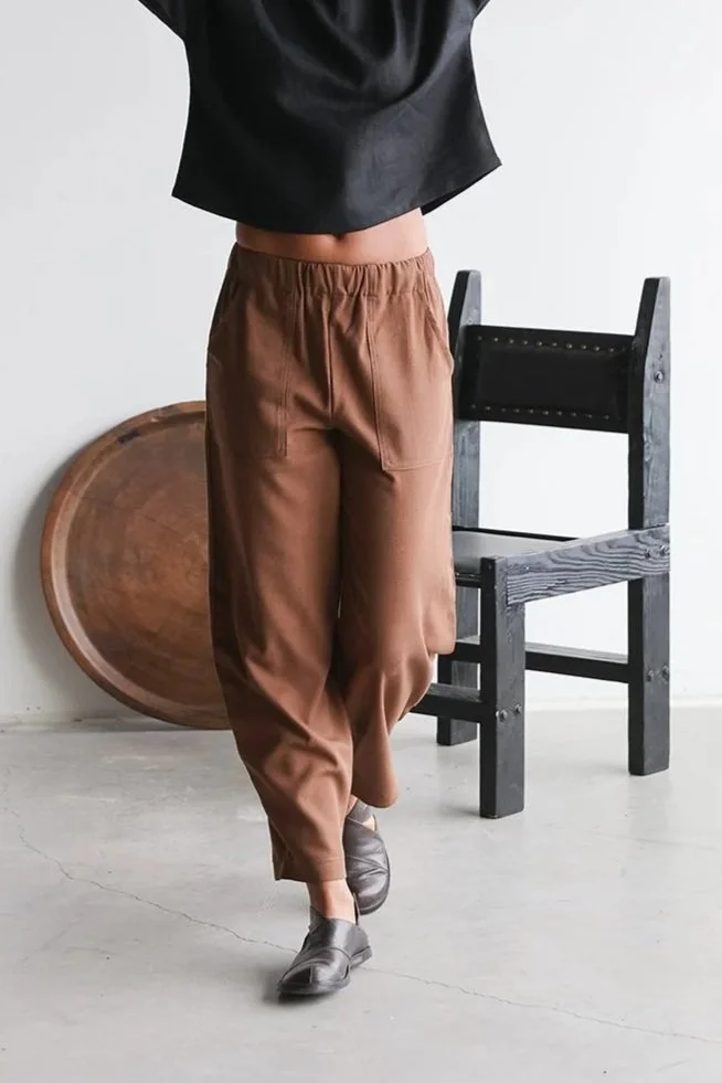 nomi-designs-linen-pants-cocoa-top-black-walking.jpg
