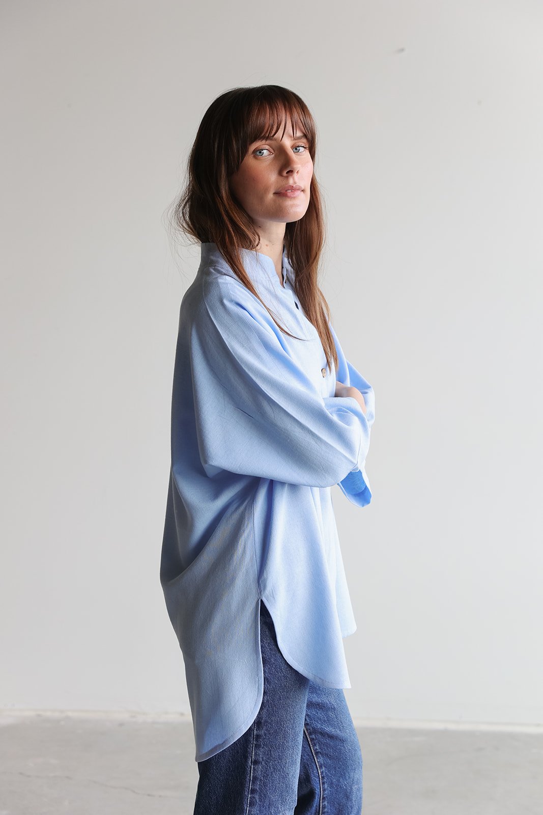nomi-designs-linen-shirt-sky-details-side.jpg