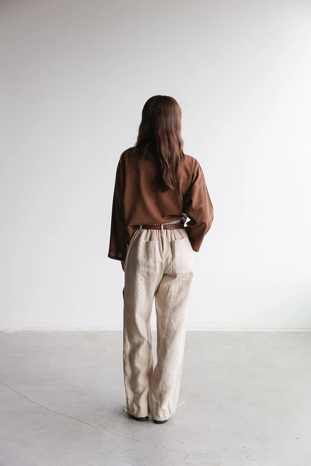 nomi-designa0linen-pants-back-natural-long-sleeve-top-cocoa-back.jpg