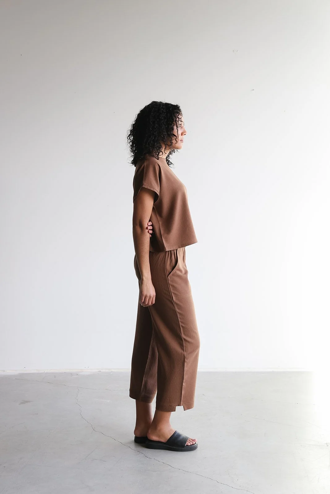 nomi-designs-linen-top-pants-cocoa-side.jpg