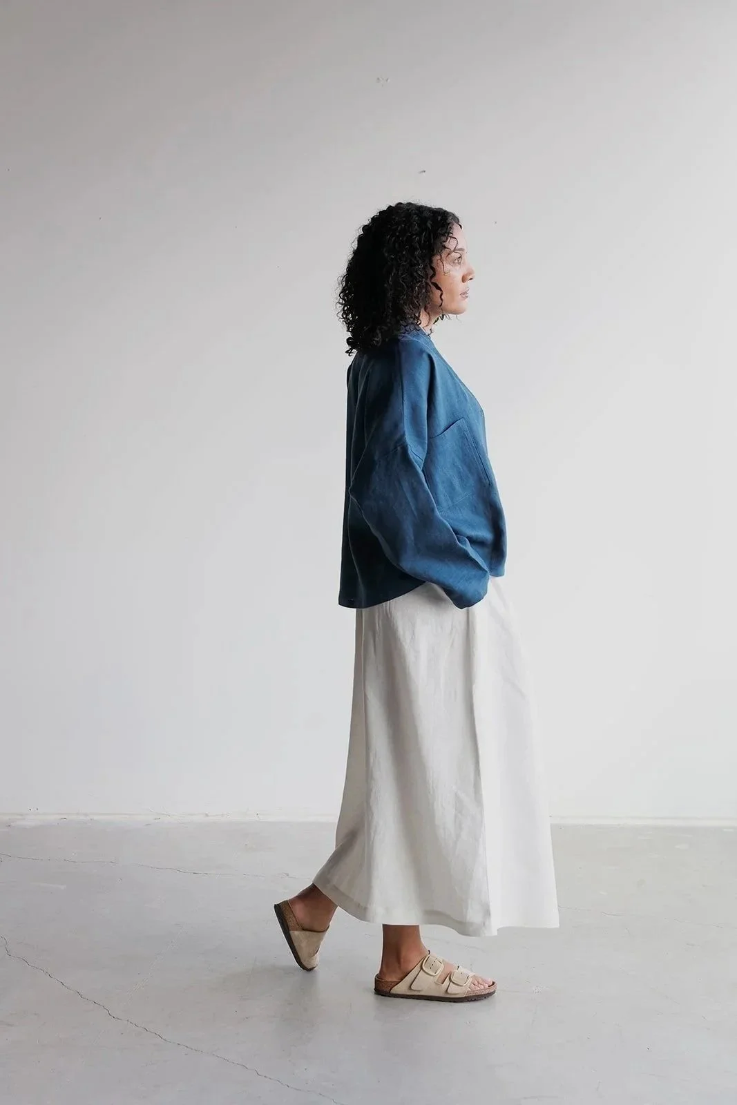 nomi-designs-linen-shirt-ocean-open-side.jpg