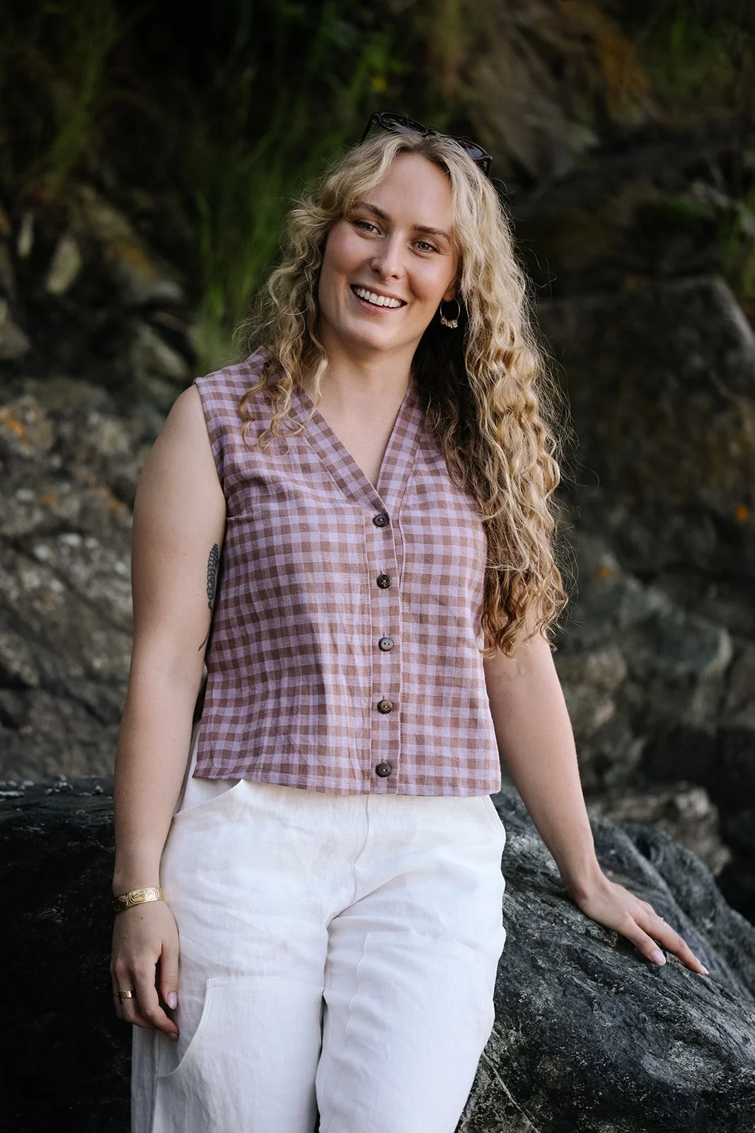nomi-designs-linen-vest-gingham-front-Beach.jpg