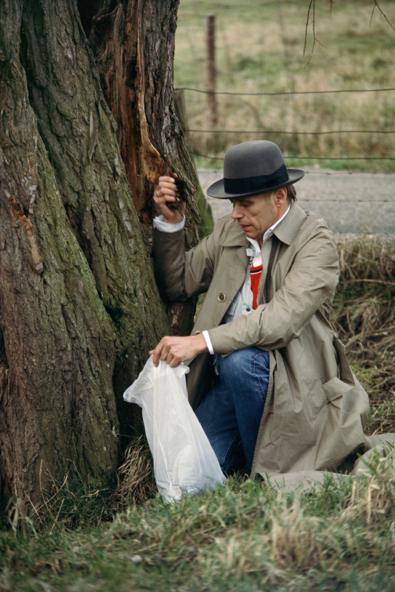  Joseph Beuys collects soil in the Düffel area 