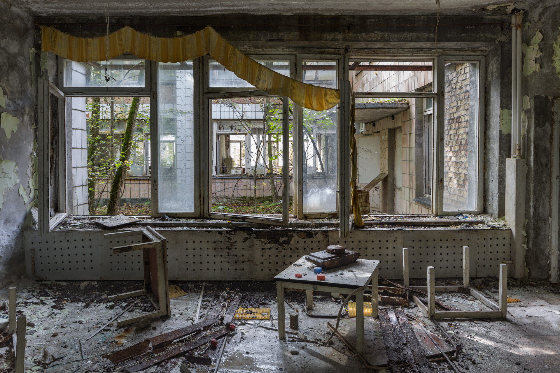 Как жили в чернобыле. Зона отчуждения Чернобыльской АЭС. Туризм в зоне отчуждения Чернобыльской АЭС. Город Припять сейчас живут люди. Зона отчуждения Чернобыльской АЭС живут ли там люди.