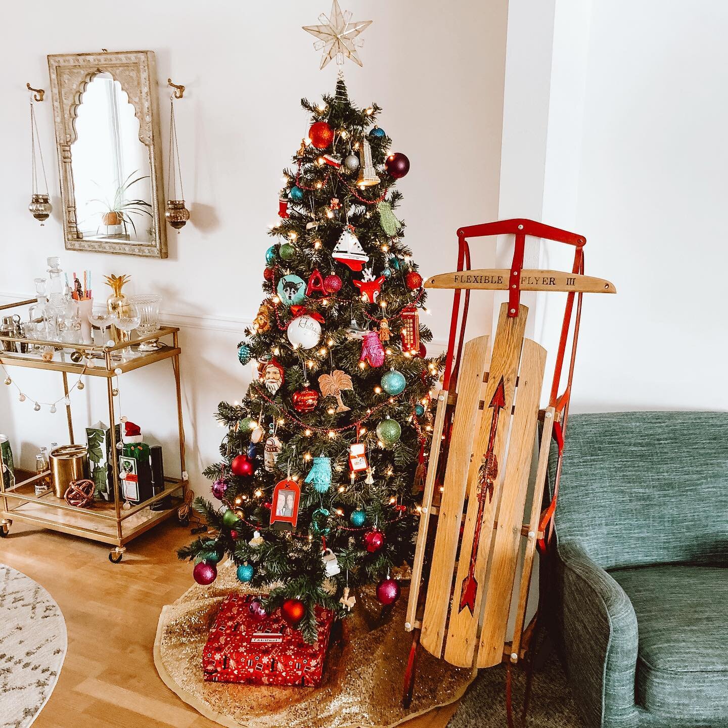 Crushing hard over this adorable vintage #flexibleflyer III sled! This is the perfect addition to any holiday decor! SOLD!