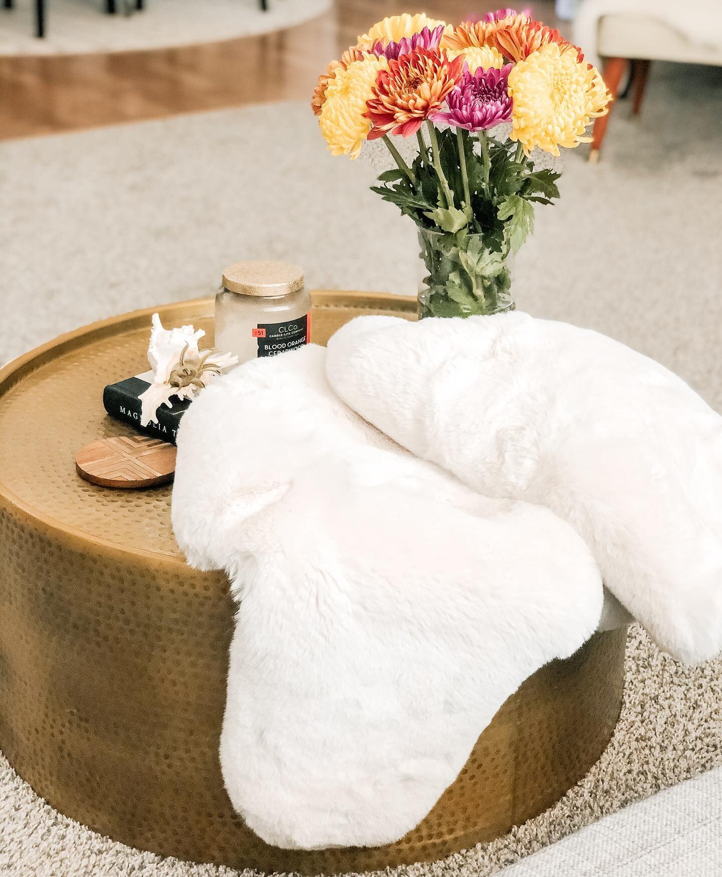 Crushing on my wedding anniversary gifts from my sweet hubby! He got me the prettiest fall flowers and the SOFTEST faux fur rug that I have been crushing over since I spotted it at a boutique over the summer 😍