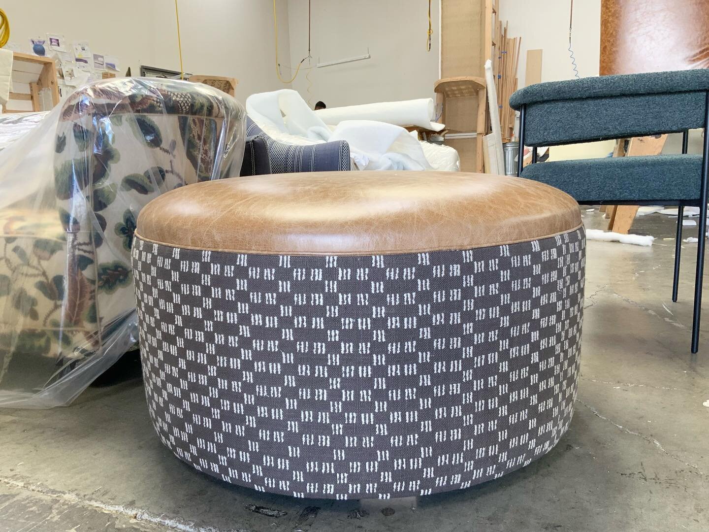 We are in love with this ottoman with print sides and leather top for @mindygayerdesign