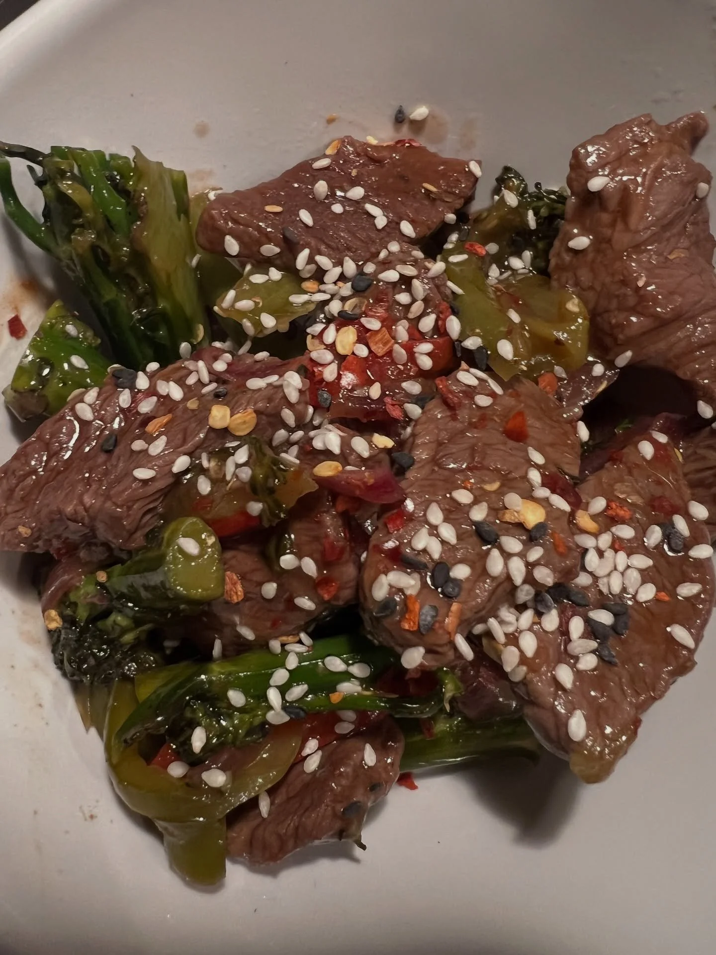 Healthy meal for the win!
Simple, colorful, and packed with flavor, beef stir fry never misses! Fueling up the right way one plate at a time.
Did you know we have a meal page for you to follow? 
👉 @everfitfoodie for more healthy inspo!