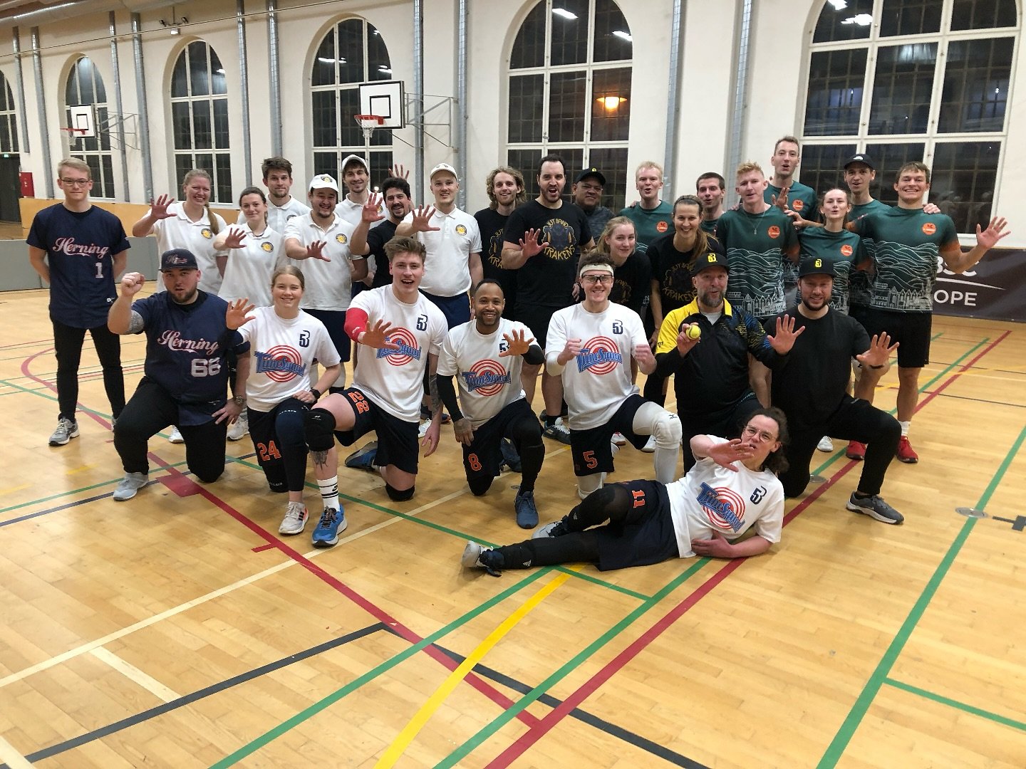 The first Baseball5 tournament in Aarhus &ldquo;Aarhus Open 2025&rdquo; wrapped up last night - and what a day!
7 teams, 14 games and over 100 visitors throughout the day! It&rsquo;s was a great exhibition of this new street sport &ldquo;Baseball5&rd
