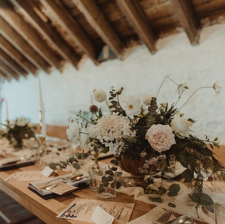 Start of 2021 wedding trend 👉🏻 Micro Weddings! These smaller weddings (think 20 people or less) are more popular than ever, while our big weddings are on hold for a while. So 2nd wedding trend 👉 Long styled tables! ⁣
⁣
C&amp;C had this perfect set