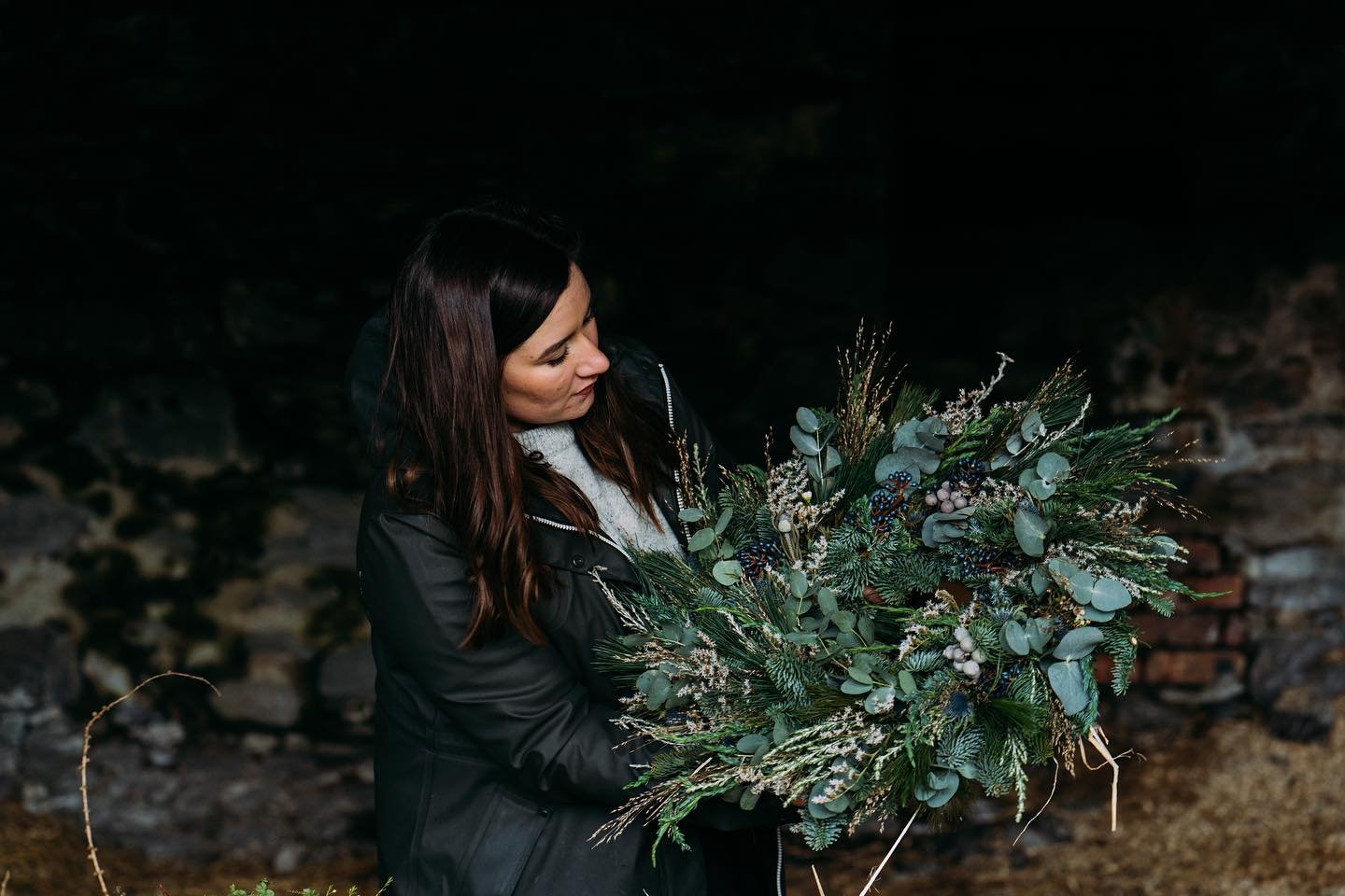Book your wreath workshop @gilmertonhouse &amp; @kilduff_farm in our bio now. 

Or get in touch to order your bespoke wreath or garland for mantles and stairs. 

#wreathmaking #christmasready #christmasdecor #christmas #eastlothian #edinburghflorist 