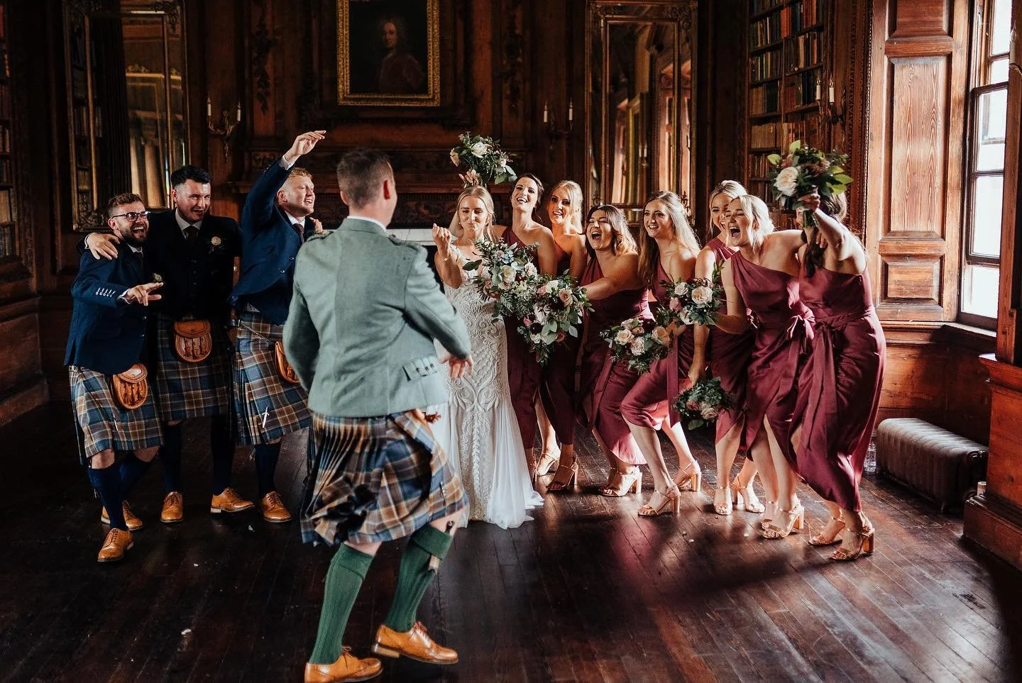 Slide along for one way to surprise the bride on her wedding day 😅🤭. 

@derekchristie always get the perfect bridal party photos. Louise &amp; Finlay&rsquo;s bridal party had a hoot @gilmertonhouse 🙌🏽

#edinburghflorist #bbonnieflowers #scottishf