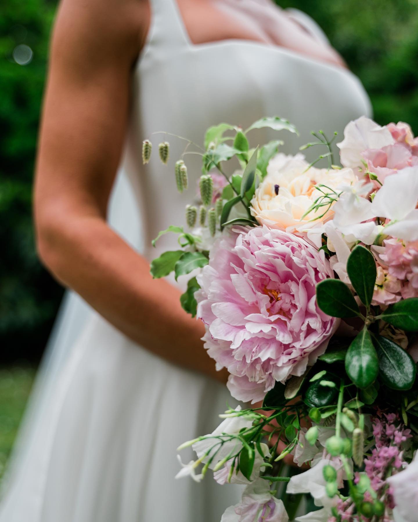 Catriona&hellip;WOW. Gorgeous bride in a favourite dress designer @suzanneneville. 

Flowers include everyone&rsquo;s favourite, peony. They may have a short season but they are incredible. Garden roses, sweet peas, stocks, and Jasmine to name a few.