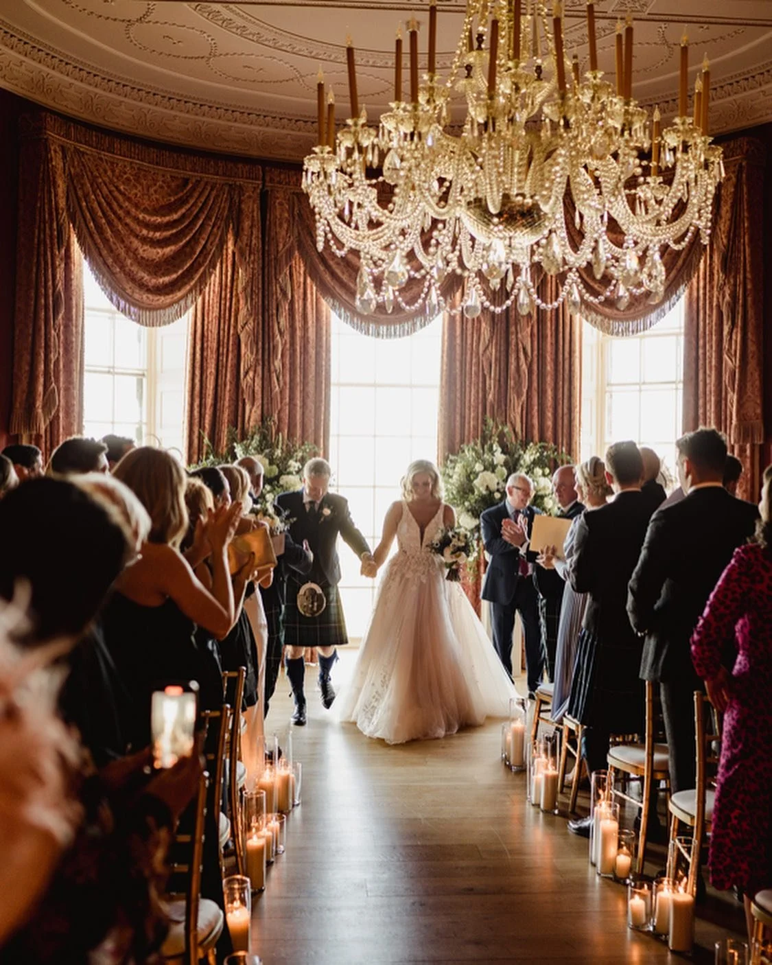 STATEMENT AISLE. 

Who doesn&rsquo;t love aisle decor, whether it is candles like Steven and Tara&rsquo;s wedding or garden meadows&hellip;I love it! Also our statement urns as a back drop 👌🏽🤍.

So not only was I heavily pregnant at this wedding m