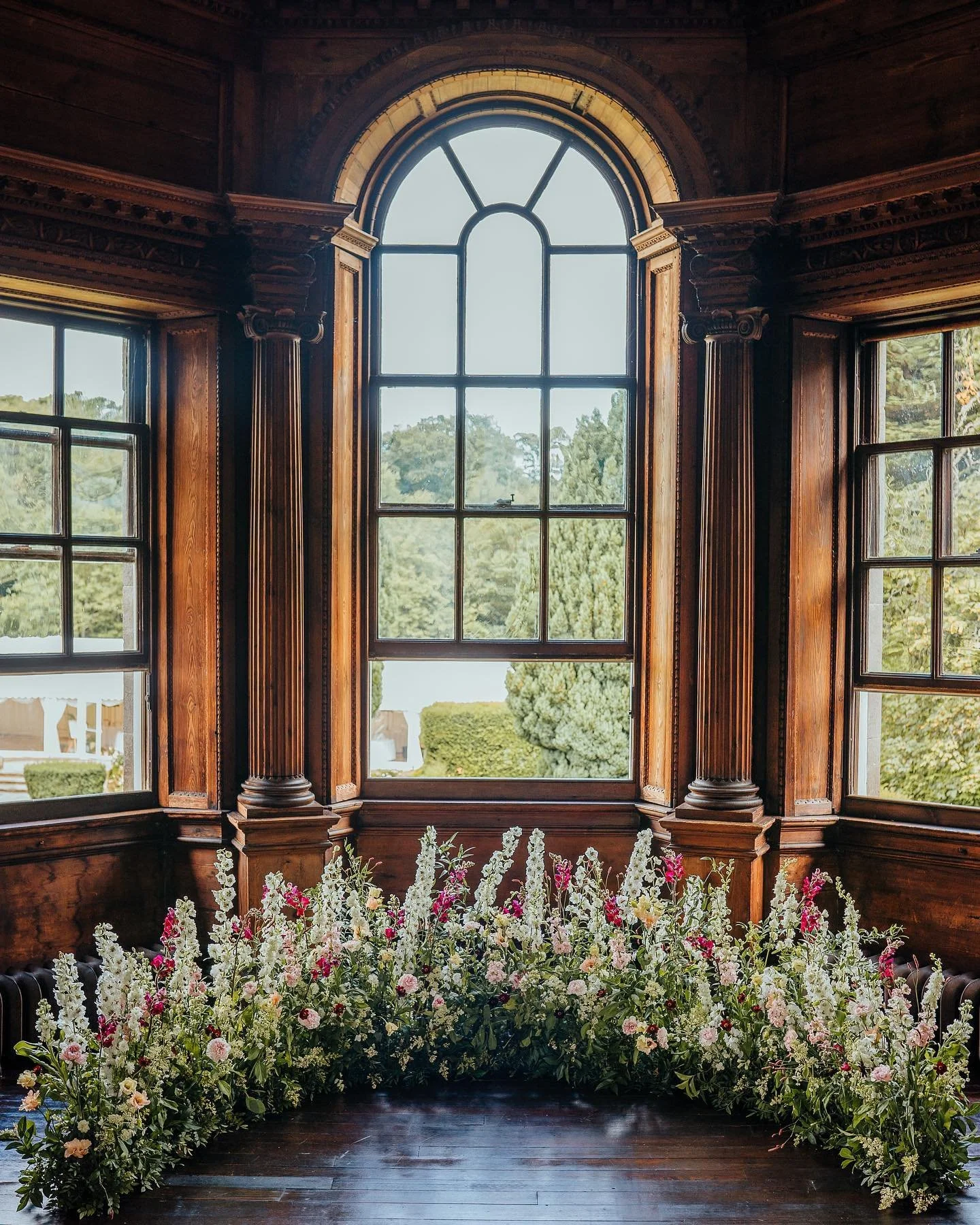Gilmerton house ceremony. Louise and Finlay 🤍

We were so quick at moving this semi circle meadow &amp; @scarlettandbell the chairs @derekchristie must have been shocked the room was empty when they went back up for photos.

Personally love this sem