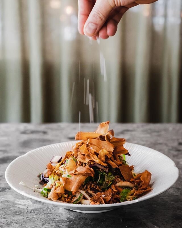 Daikon / Salad / Lime leaf
An Asian cabbage salad, with fresh citrus flavors 😋.
⠀⠀⠀⠀⠀⠀⠀⠀⠀
#asianpostoffice