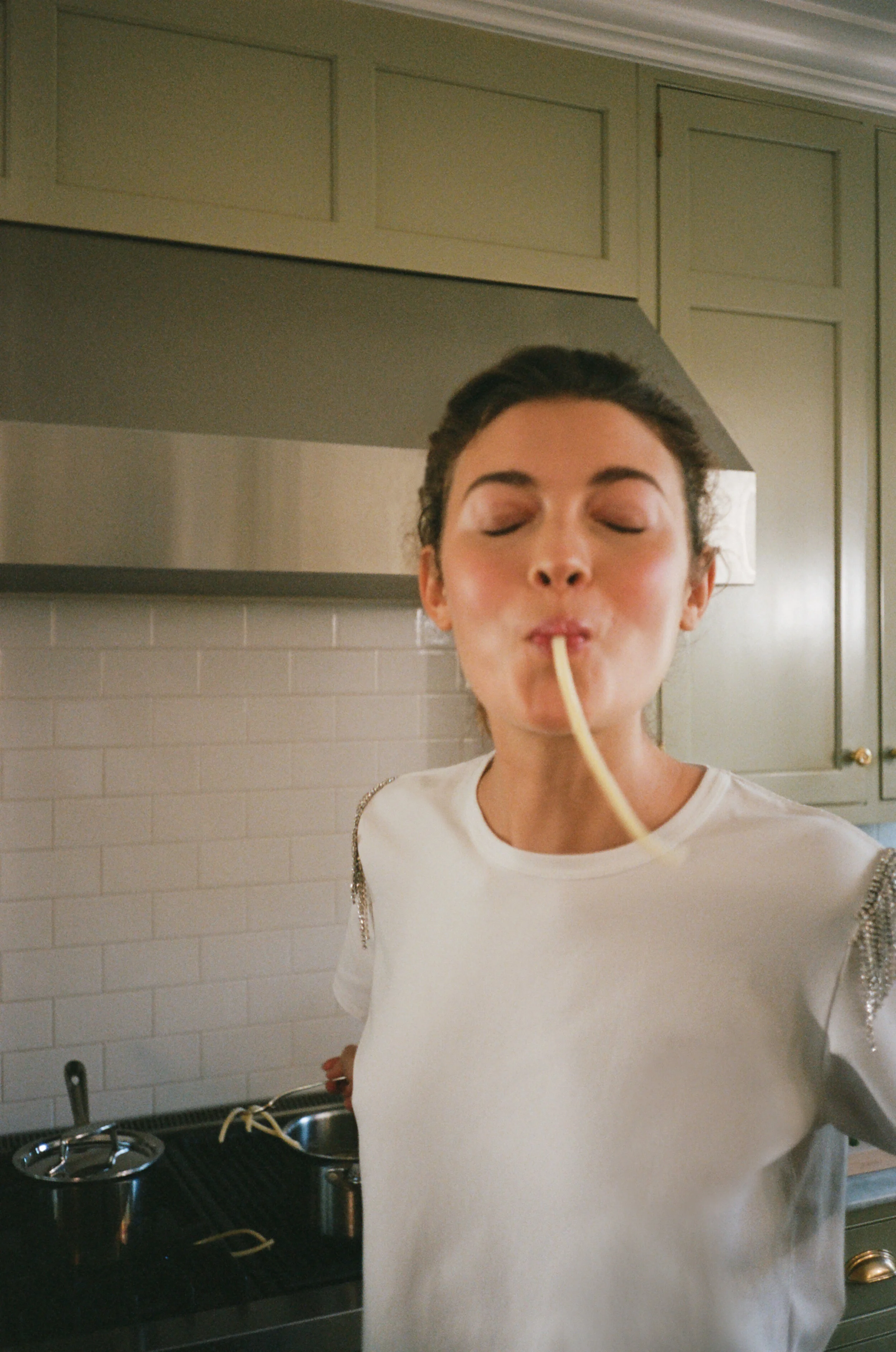 Veronica Beard HOLIDAY 2020 FILM 61190010_kitchen.jpg