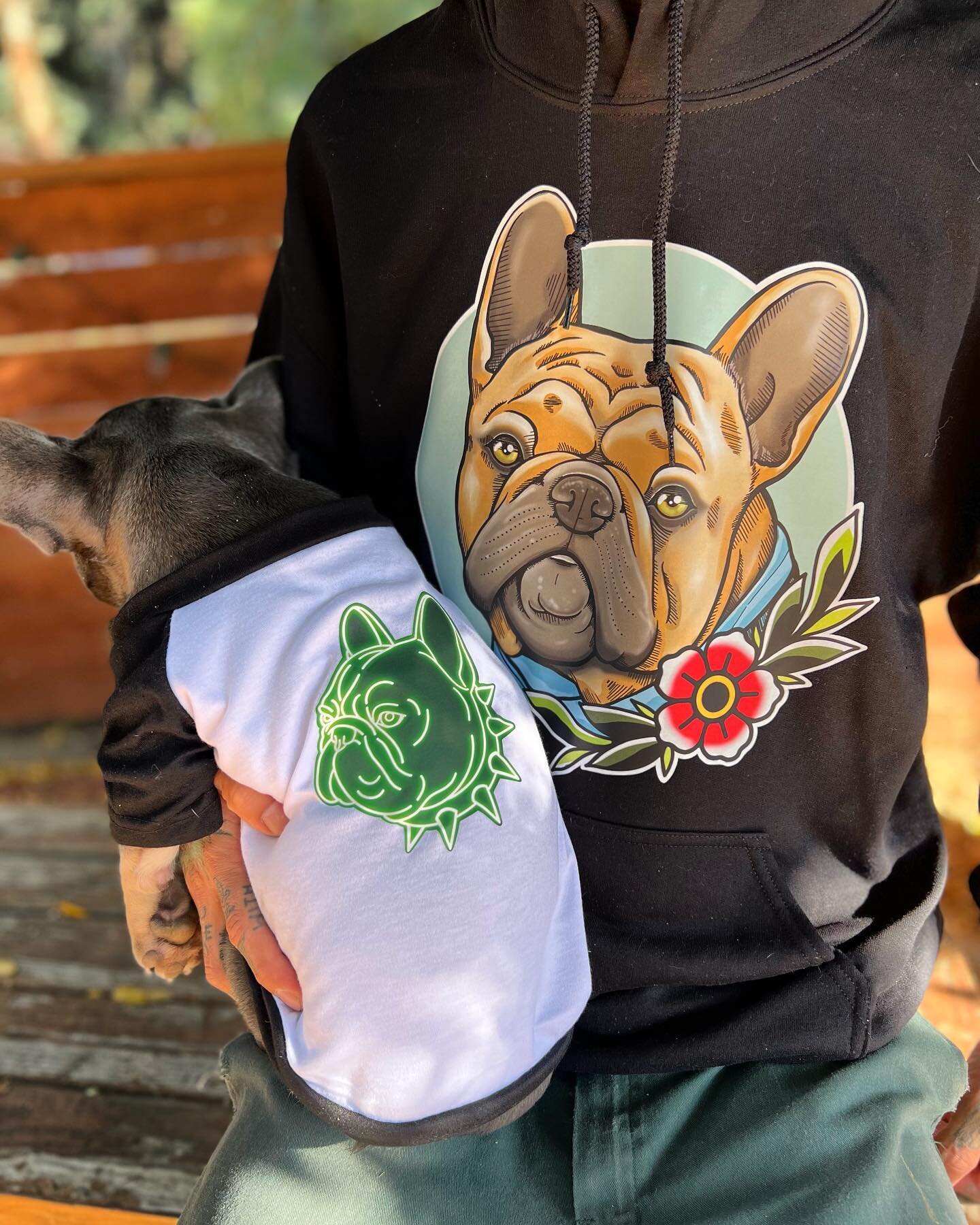Dragon in the Neon frenchie Raglan shirt and Papa in the Ozu hoodie❤️❤️❤️❤️. get yours! LINK IN BIO
.
.
#dogclothes #frenchbulldogclothing #frenchieclothing #frenchieshirt #frenchbulldoghoodie