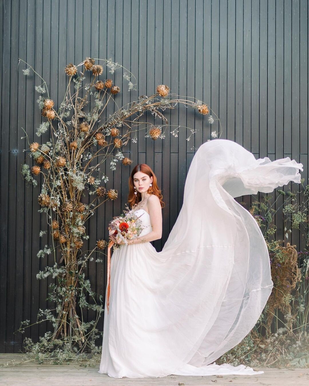 The kind of images that have us stopping in our scroll. From the movement of her gown to the way that floral installation arches inwards -- every bit of this capture has been planned with thought and intention. ⠀⠀⠀⠀⠀⠀⠀⠀⠀
⠀⠀⠀⠀⠀⠀⠀⠀⠀
Image by: @jobradbu