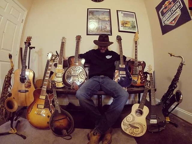 Got outta Boston and headed back to the home front to finish off this quarantine. Gotta say, I am glad to be back. &bull;
#BerkleeCollegeOfMusic #GuitarPorn #AcousticGuitar #ElectricGuitar #Peavey #Saxophone #TenorSax #AltoSax #DangelicoGuitars #Nati