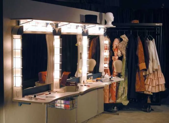 242135966_9-light-make-up-station.jpg