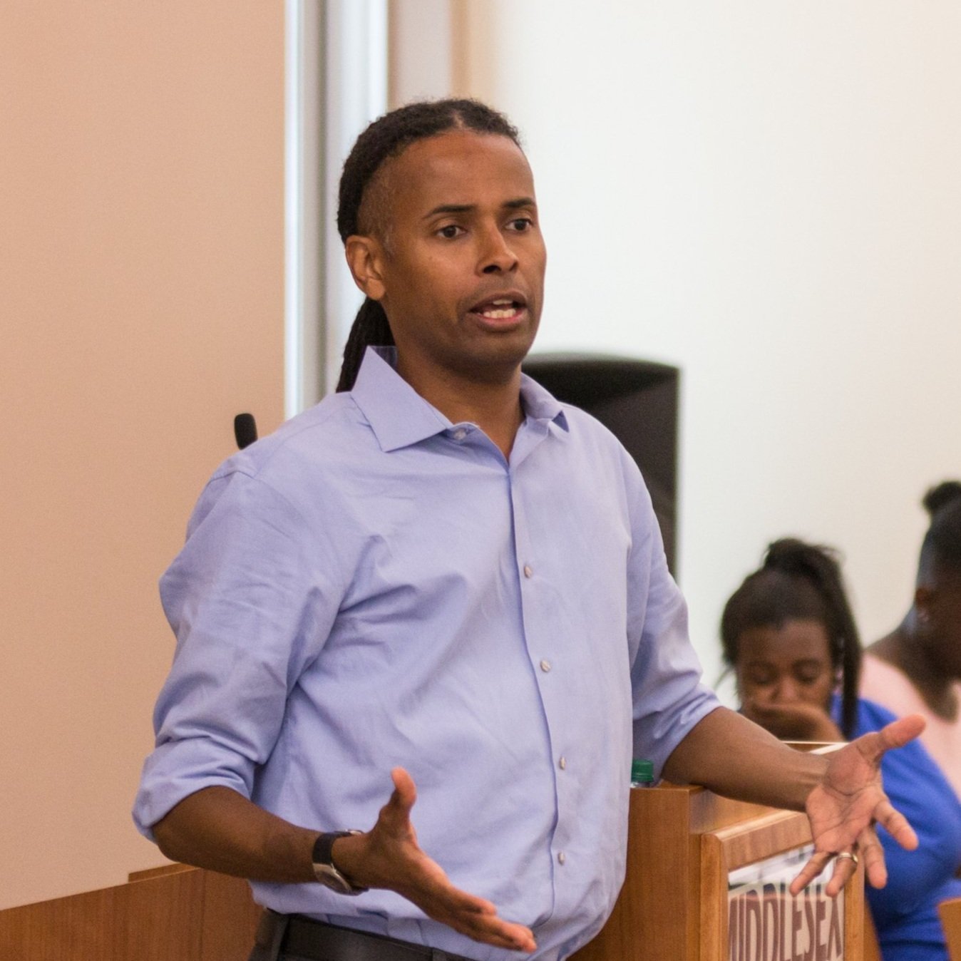 Photo of LeDerick Horne speaking to a group