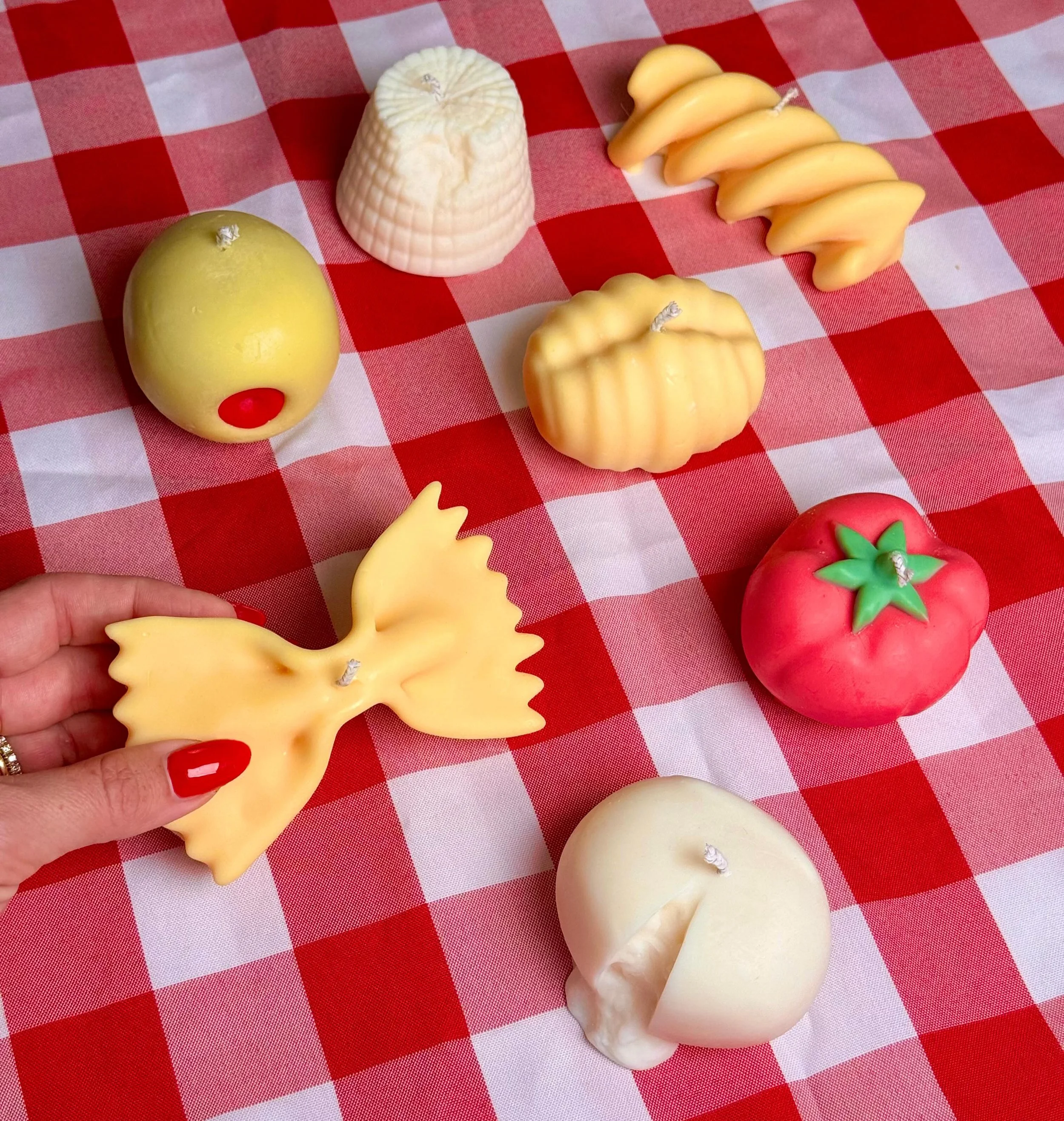 GIVEAWAY! 🍅🫒🍝 If your dream dinner party involves pasta, cheese, tomatoes, and an over-the-top tablescape, this one&rsquo;s for you.

We&rsquo;re giving away a set of @nataconceptstore candles inspired by some of Italy&rsquo;s greatest hits: tomat