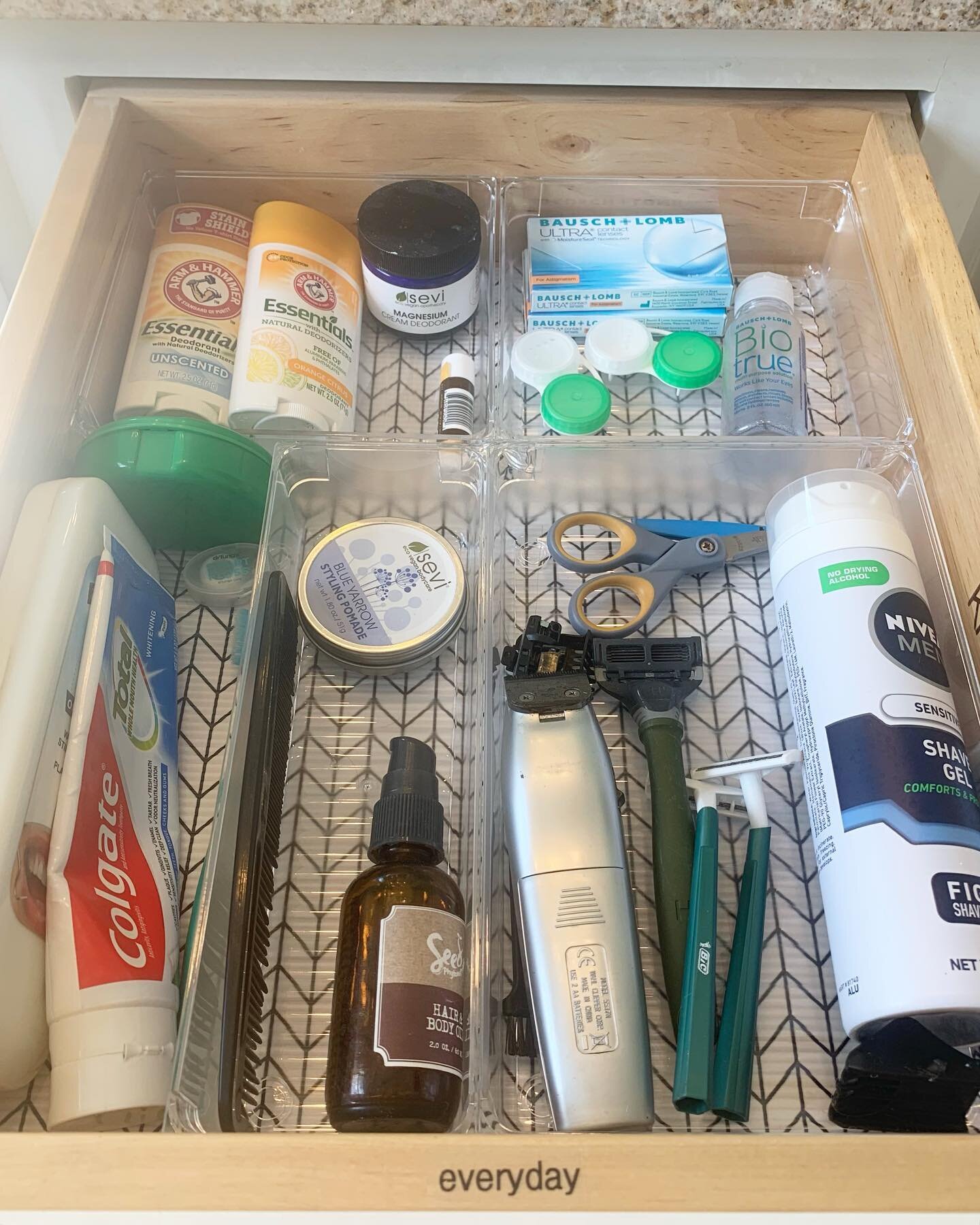 Ahhh&hellip;the feeling of having all your essentials right there waiting for you on a Monday morning!! ☀️
#morningroutine #simplify #declutter #homeorganizing #bathroomorganization #sparkjoy