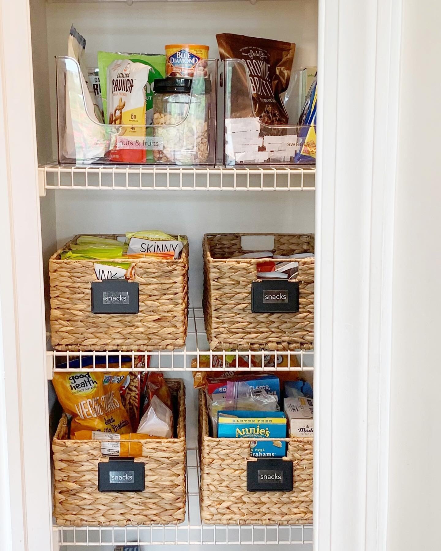 We ❤️ a good basket to fancy up a pantry! Not only do they look good, but they help you know where to find everything and help you see what you&rsquo;re running low on with a quick glance! Win win!👏😍
#pantryorganization #thecontainerstore #brightro