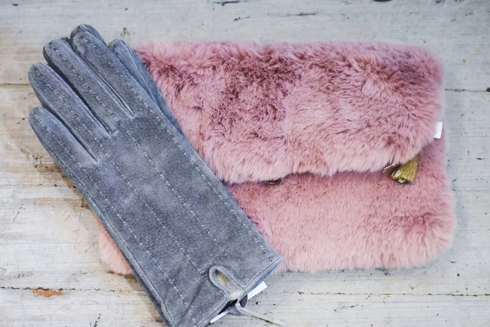 Accessories are always a great gift especially for the ones you don’t know as well! You can never go wrong with a fantastic pair of earrings, a nice pair gloves, or a fun clutch! I especially love the items above because if you’re shopping for someone who loves to stay up to date with the latest trends then she’ll love/appreciate something (faux) fur or grey. Both trends are super popular right now! And I have to say pair nicely with each other. Tulips has a ton of fun accessories with various price points!