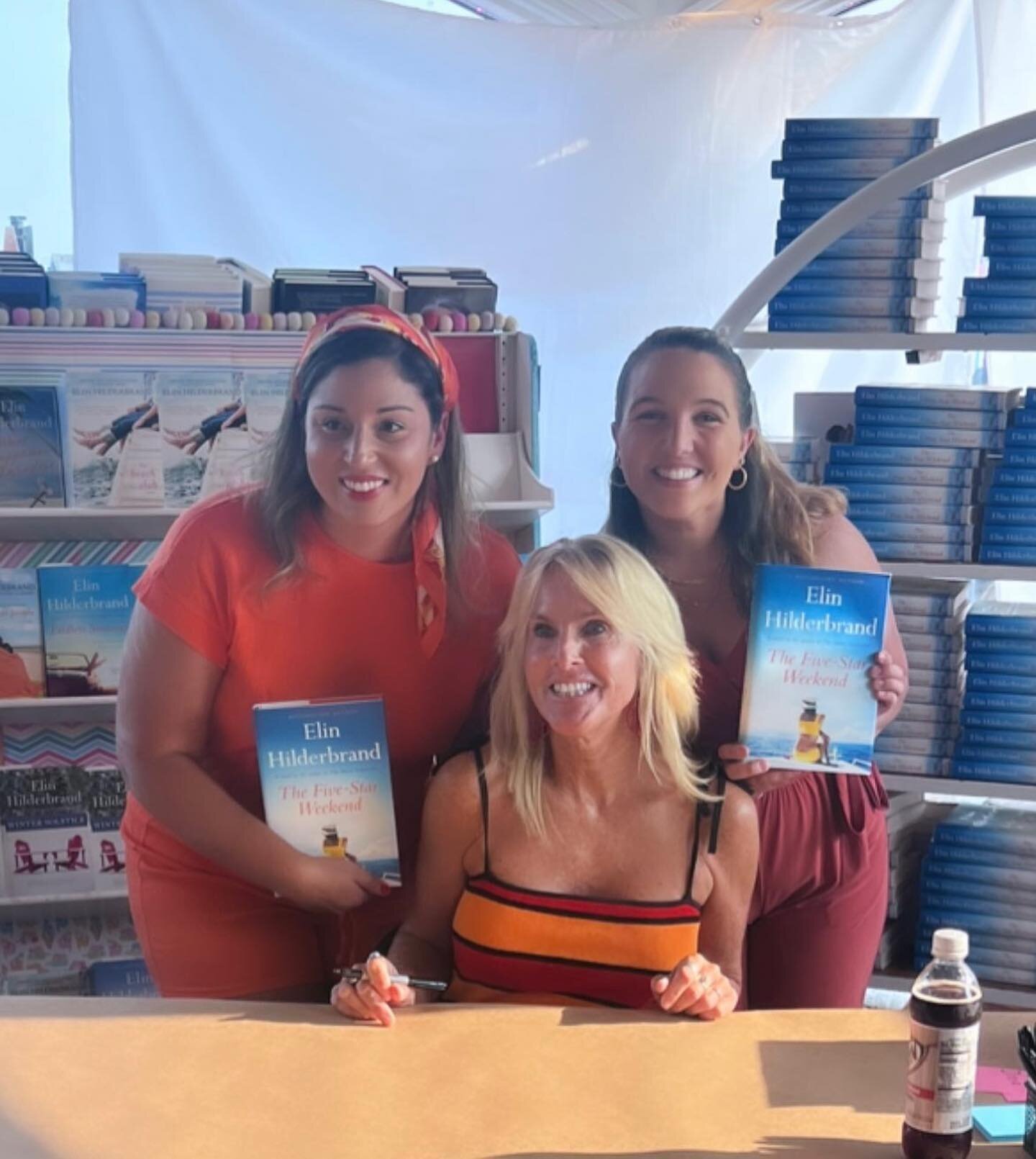 meet the queen of beach reads ✅
.
.
.
.
#elinhilderbrand #elinhilderbrandbooks #bethanybeach #bethanybeachbooks