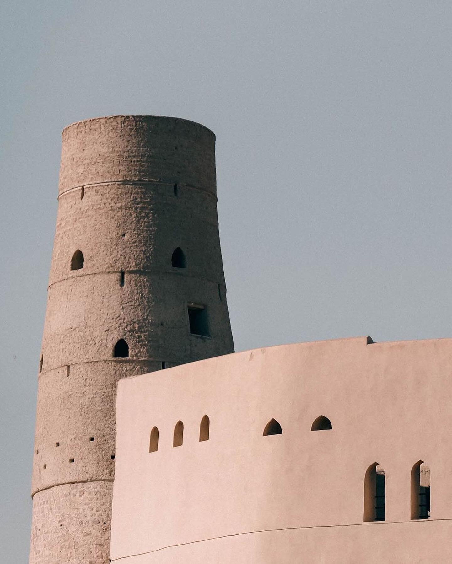 Bahla Fort in Oman is a well-preserved example of a fortified oasis settlement from the medieval Islamic period. It&rsquo;s located in the foothills of the Jebel Akhdar highlands. The mud-walled oasis owed its prosperity to the Bank Nebhan tribe (Nab