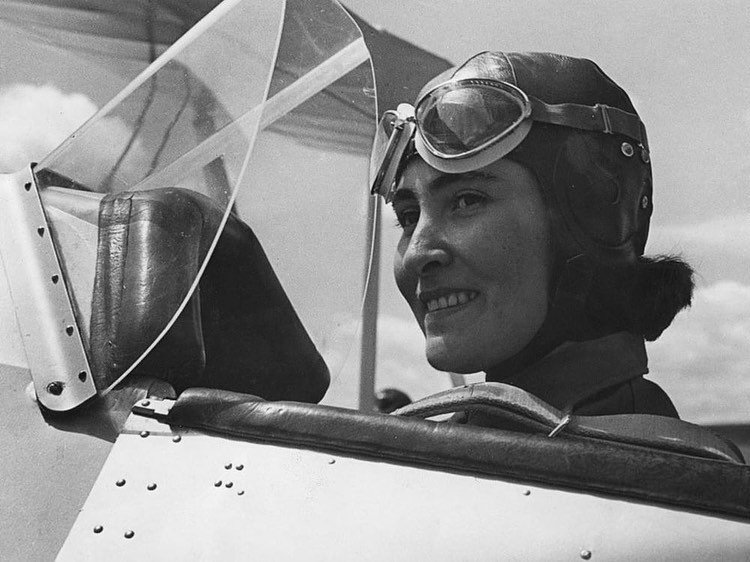 Lutfia Al Nadi is the Arab world&rsquo;s first woman pilot ✊✈️ 

Born in 1907 in Cairo, she became the first woman from the Arab World and Africa to earn a pilot&rsquo;s license. 

After reading about a newly opened flying school, Lutfia was determin