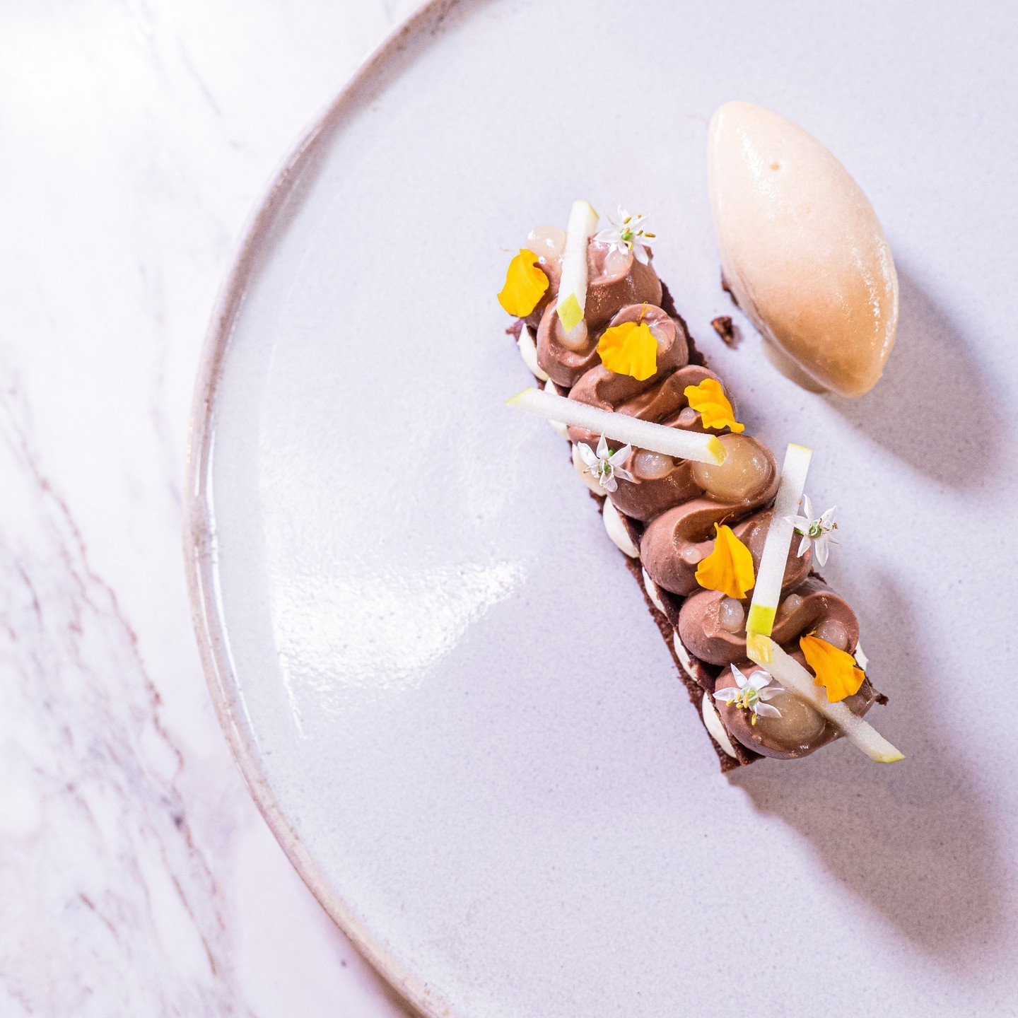 CHOCOLATE SYMPHONY

Chocolate genoise, vanilla ganche, namelaka, chocolate feuilletine, spiced pear.
 
Have your cake and eat it to with this edition of Restaurant Week. Bookings are essential and tables are limited.

29 MARCH - 4 MAY 2024
🍽️ 2 Cour