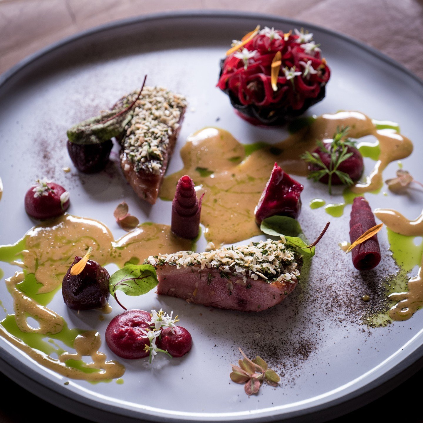 HAY SMOKED DUCK BREAST
 
Confit duck leg tart, pickled beetroot, roast beetroot, white miso velout&eacute;, almond crumb.

Book your table online (link in bio), email reception@thechefstable.co.za or phone 031 001 0200.

@eatoutguide 
@jhp_gourmet_gu