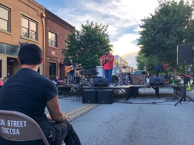 What an amazing crowd at the Ida Cox Music Series tonight in downtown Toccoa, GA! Thank y&rsquo;all for coming out. You guys were awesome!
&bull;
&bull;
&bull;
&bull;
&bull;
#idacox #idacoxmusicseries #music #live #countrymusic #country #gospel #blue