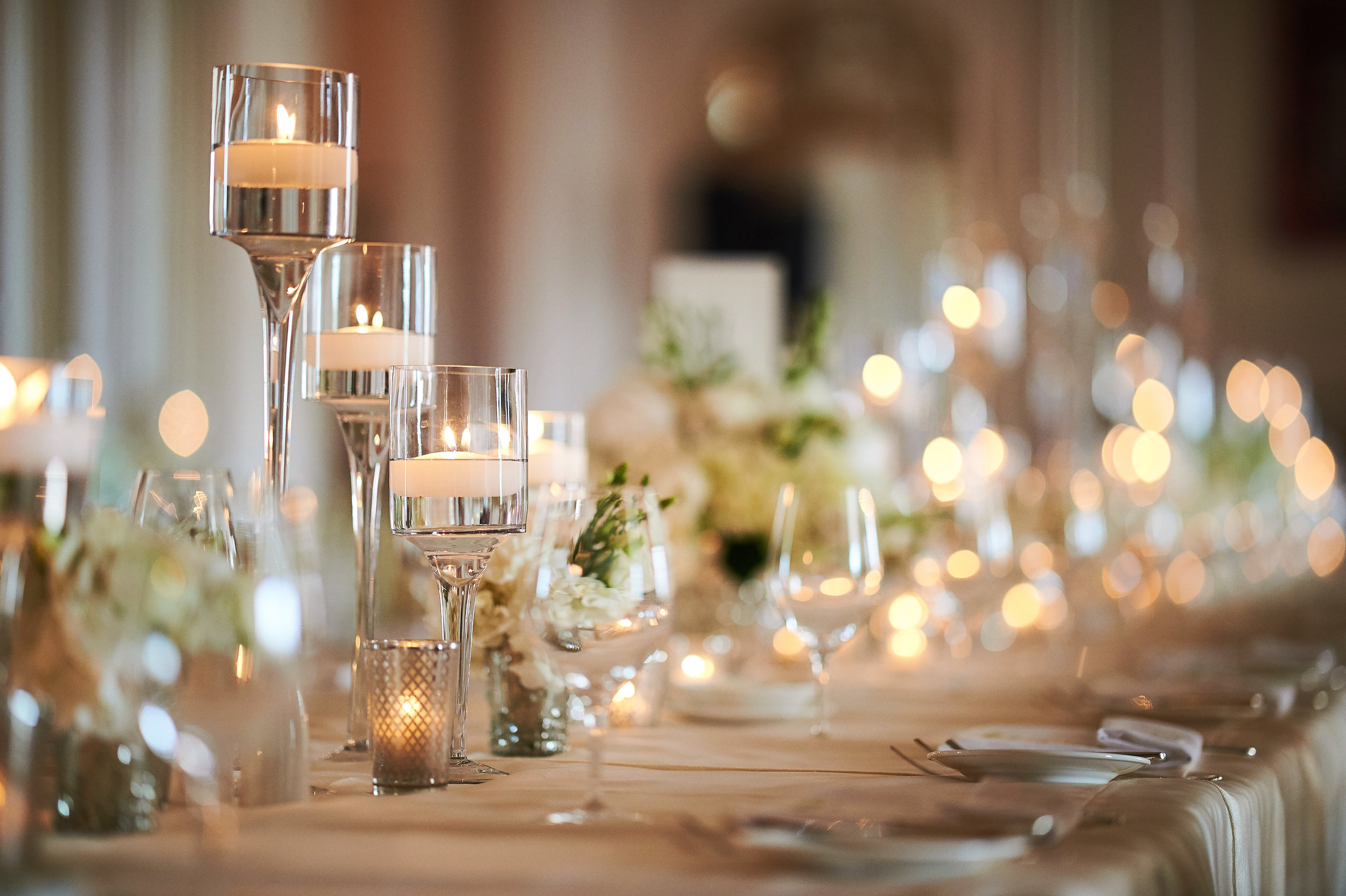  ELEGANT WEDDINGS. ENCHANTING MOMENTS. 