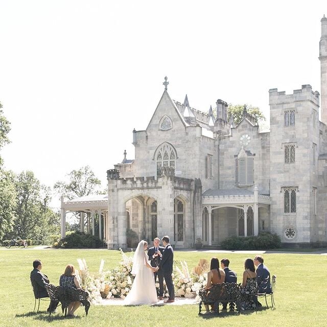 We are SO excited that Christine and Josh shared this photo with us, as they chose to switch venues (WOW to this amazing place!) and get married on their original wedding date of 30.5.20. We LOVE the family social distancing which makes the picture e