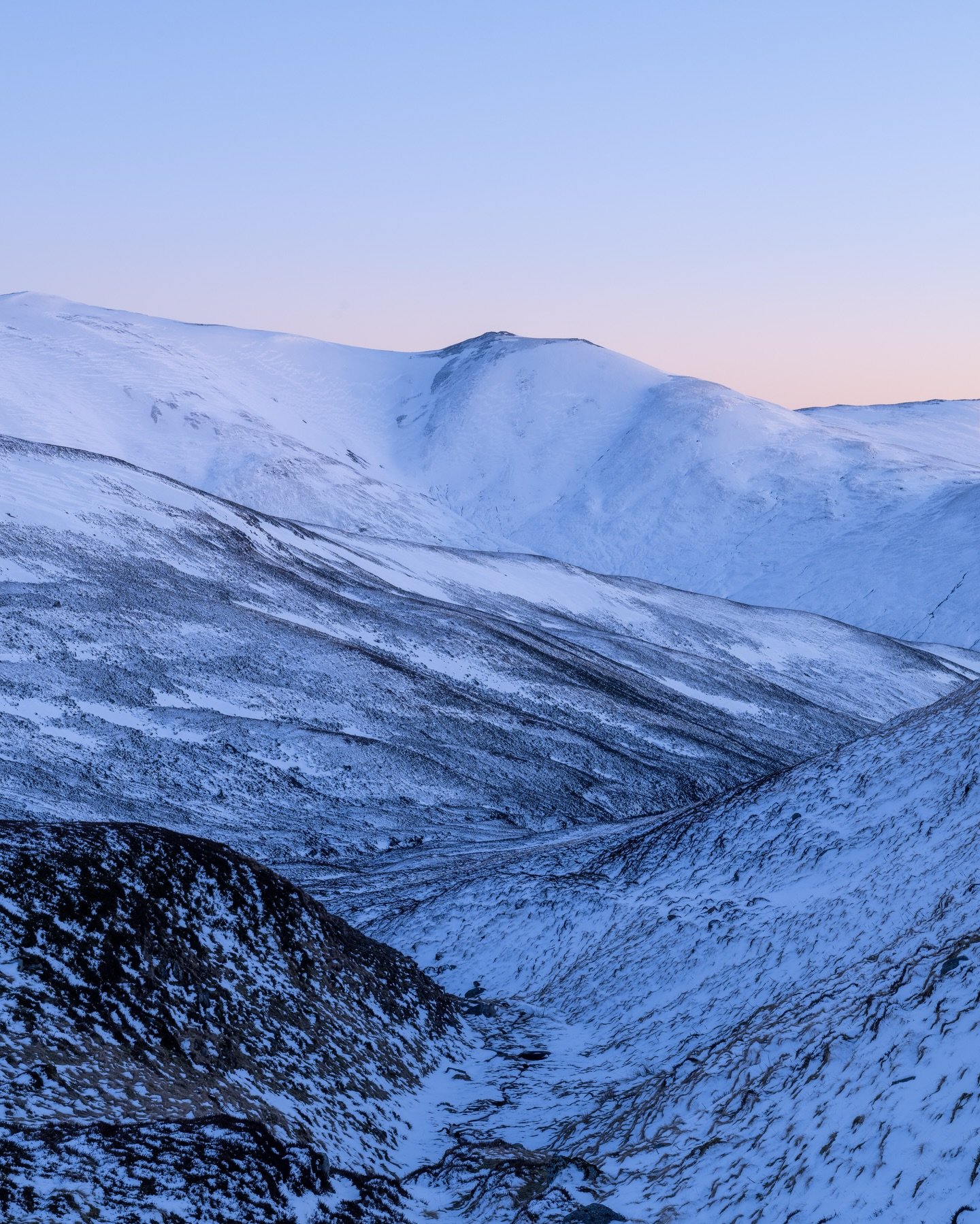 Last night I had one of the best landscape sessions I&rsquo;ve had in a long time with absolutely stunning conditions in the hills as the sun dipped behind the mountains and the icy cool hues of blue hour began to creep in. There&rsquo;s still a fair