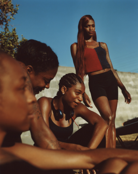Kaelyn and the girls from the series Frères d’une île pas très proche , 2018 © Durimel