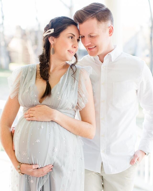 I shot this dreamy little maternity session on Thursday when the sun was out and it felt like Spring was just around the corner. I am so ready to say goodbye to cold temps and hello to warm glowy light ✨