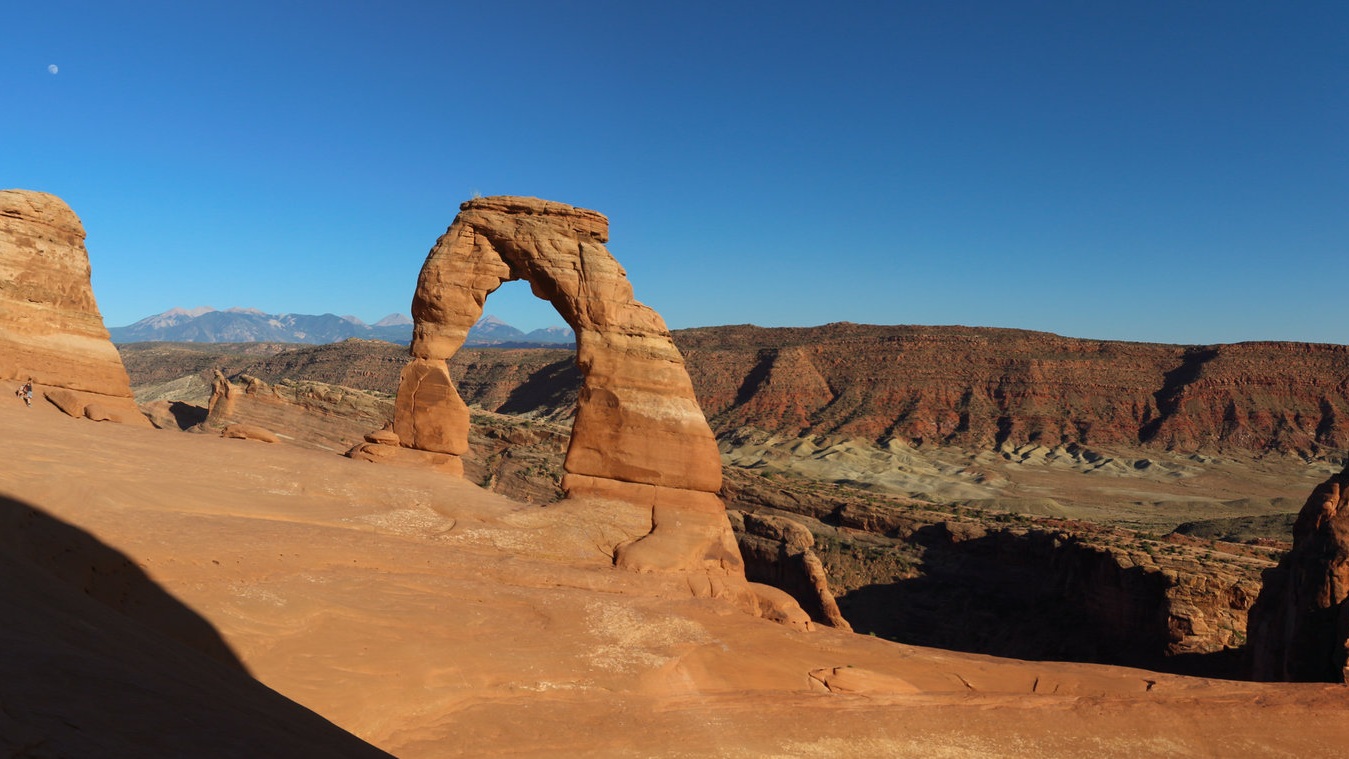 Utah,_Arches_National_Park,_Delicate_Arch,_panoramic.jpg