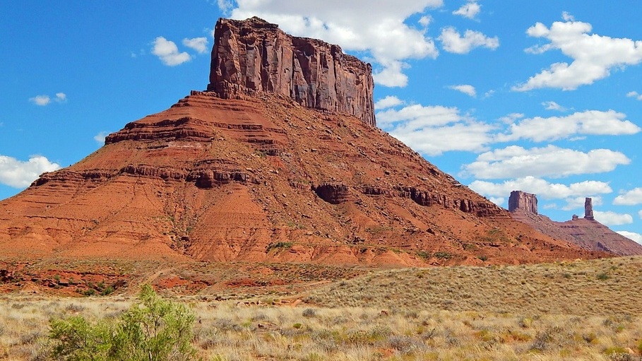 Convent_Mesa,_aka_The_Convent_near_Moab_and_Castle_Valley,_Utah.jpg