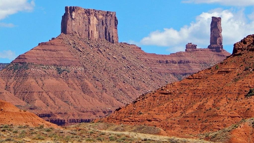 Castleton_Tower_and_The_Rectory_from_Highway_128.jpg